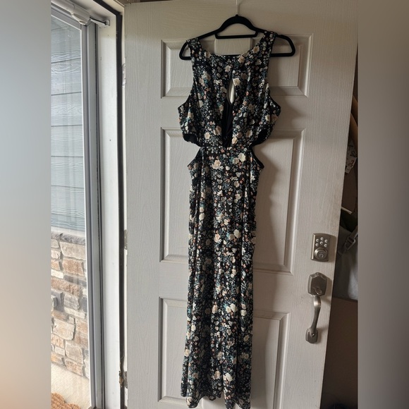 Willow Backless Floral Maxi Dress - Black and Cream - Picture 4 of 4